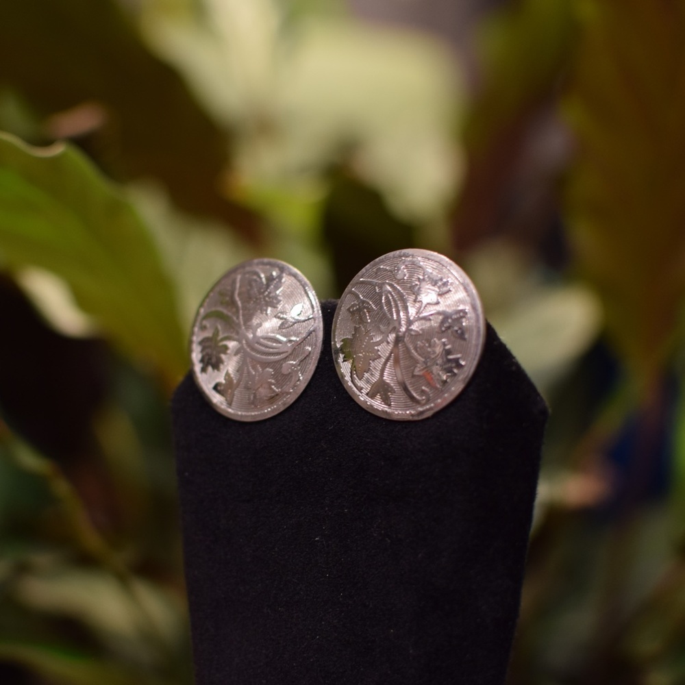 Vintage Silver-Tone Floral Leaf Round Shield Clip-On Earrings Retro Chic - Picture 3 of 4